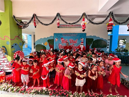 Hòa vào không khí Giáng Sinh rộn ràng (24/12/2024), Trường Mầm non Long Hòa đã có một ngày lễ hội “Bé vui đón Noel” vui vẻ cùng bạn bè và các cô. Các con đã trải nghiệm không khí Noel với những trò chơi và tiết mục văn nghệ thú vị. 
Ngày hội Giáng Sinh không chỉ giúp các con thêm mạnh dạn, tự tin hòa nhập, giao lưu cùng với các bạn trong sự kiện chung tại trường mà còn là cơ hội để giúp các con thấy vui vẻ và yêu thích đến trường.
Những món quà và không khí rộn ràng của ngày hội Noel sẽ lưu lại trong ký ức của các con thành một kỉ niệm đẹp về mùa Giáng Sinh ấm áp, tràn ngập tình yêu và hạnh phúc dưới mái trường Mầm non Long Hòa.