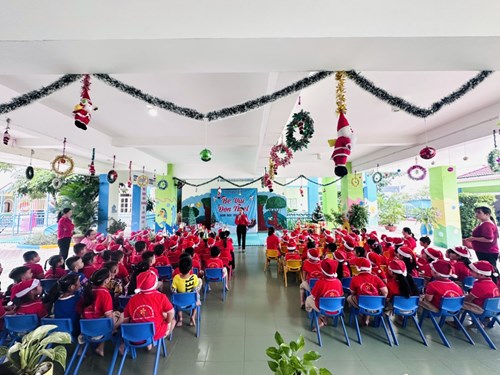 Bé vui đón lễ Noel năm 2023