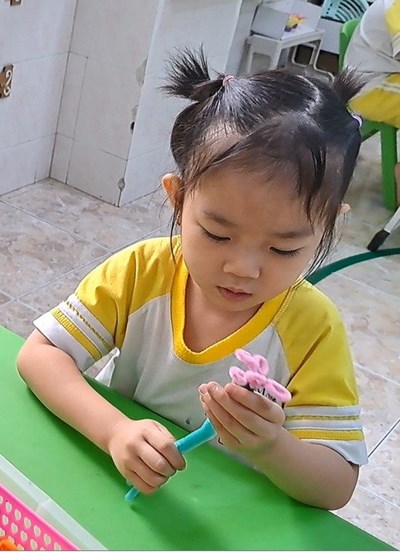 Tạo hình: Bé làm hoa tặng mẹ - Lớp Chồi 3