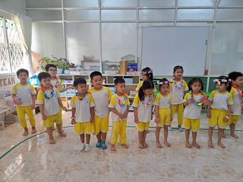 Tạo hình: Làm dây móc xích - Lớp Chồi 3