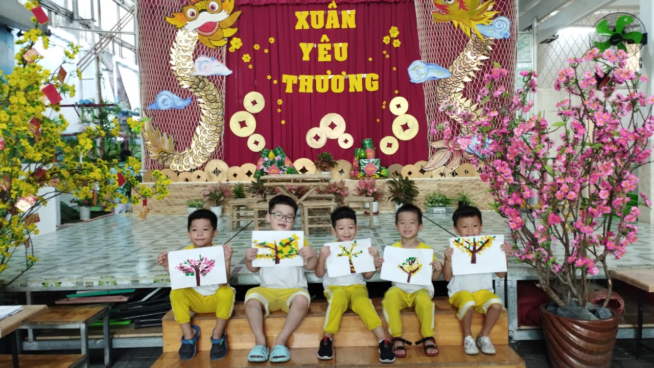 Tạo hình: Xé dán cây mùa xuân - Lớp Chồi 3
