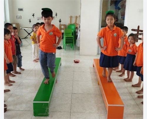Đi thăng bằng trên băng ghế thể dục (Lớp Chồi 3)