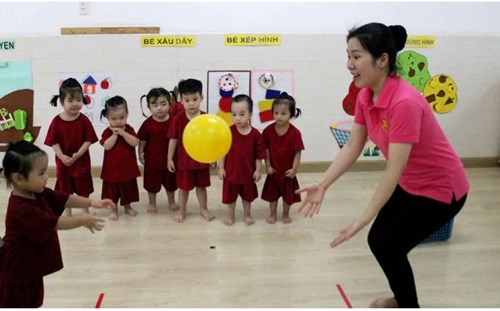 Tung bắt bóng với người đối diện cách nhau 2 mét (Lớp Chồi 3)