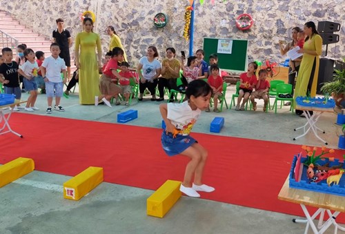Giáo án thể chất: Bật qua vật cản 10 - 15cm