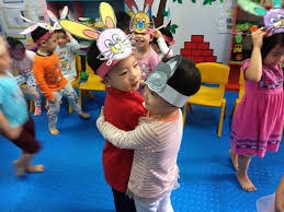 Trò chơi vận động: Thỏ tìm chuồng