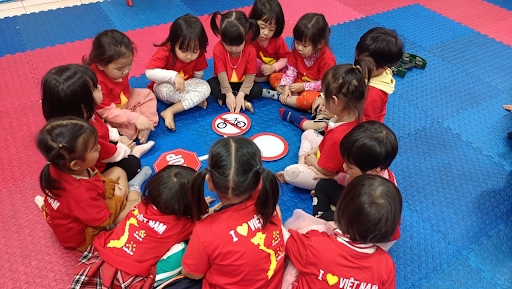 Bé làm quen: Biển báo cấm