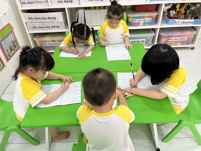 Làm quen chữ viết