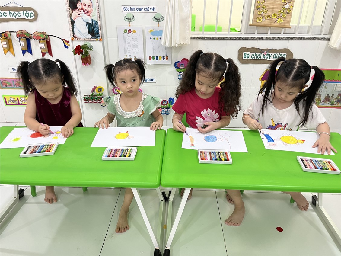 Tạo hình: Vẽ con gà