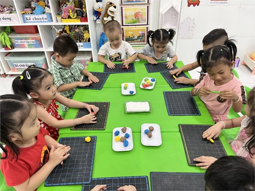 Tạo hình; Nặn bánh dài