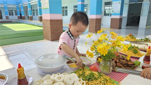 Tiệc buffet ở trường