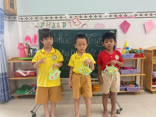 Cô và trò lớp Lá 3 tham gia các hoạt động chào mừng ngày Phụ nữ Việt Nam 20/10.