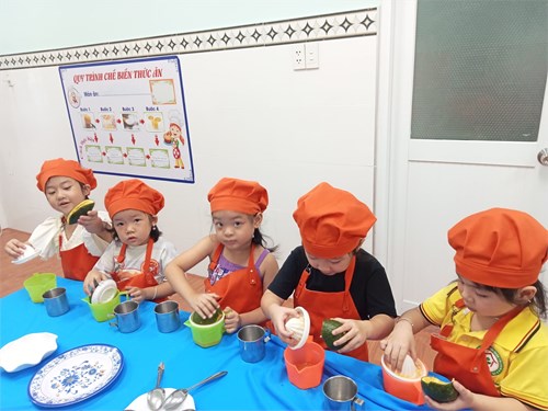 Hoạt động: Bé tập làm nội trợ của các bé lớp Chồi 2