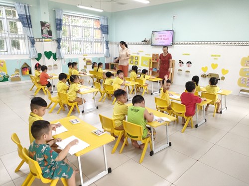 Các bé lớp Mầm 2 tham gia Hội thi Nét vẽ xanh năm học 2024 - 2025