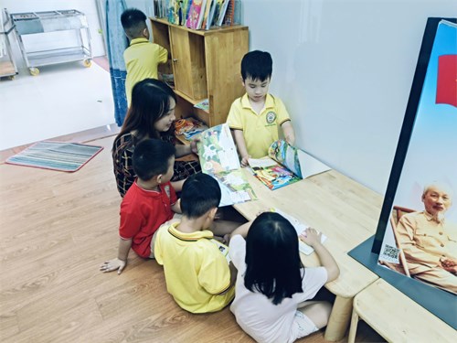 Ngày 15/11/2024, để chào mừng ngày Nhà giáo VN, giáo viên lớp Chồi 2 đã tổ chức các hoạt động  Một ngày của bé  mời phụ huynh tham dự