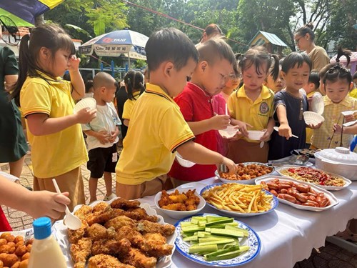 Trường Mầm non 10A: Tổ chức tiệc buffet cho trẻ nhân kỷ niệm 42 năm ngày nhà giáo Việt Nam