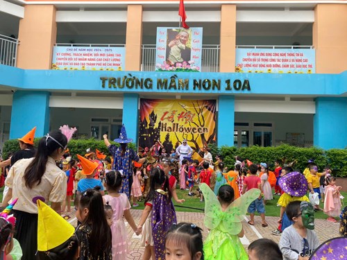 Trẻ tham gia lễ hội hóa trang tại trường mầm non 10A