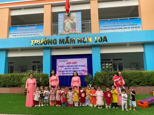 Cô và các bé nhóm lớp 19 - 24 tháng hưởng ứng ngày lễ 8/3