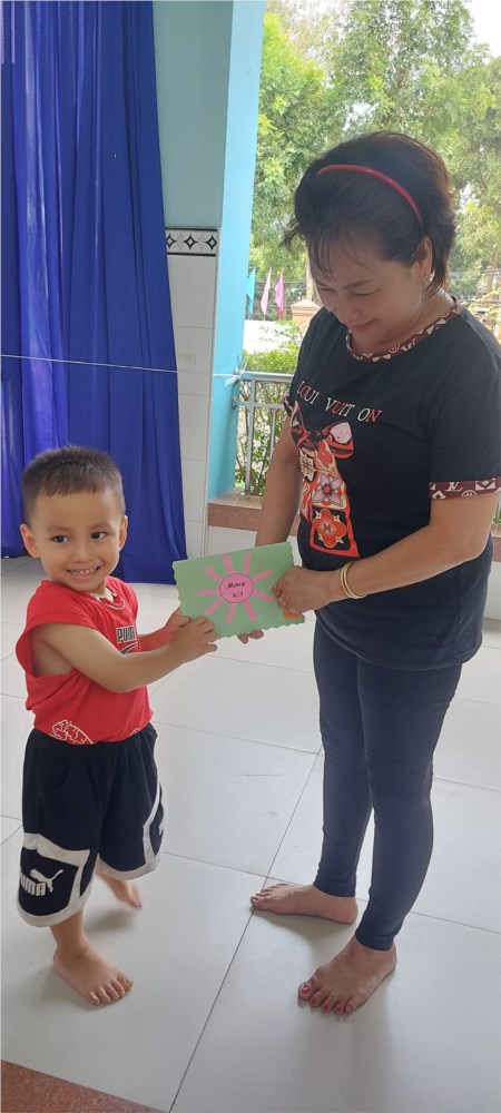 Các bé nhóm lớp Cơm thường 2 hưởng ứng ngày vui mùng 8 tháng 3