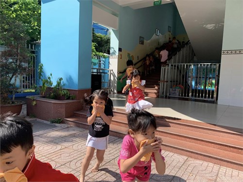 Ngày 27/12, cô và các bé lớp Lá 3 thực tập phương án  chữa cháy và cứu nạn, cứu hộ cùng toàn trường