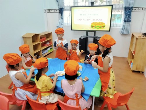 Ngày 23/11/2023, cô và các bé lớp Lá 1 tổ chức hoạt động bé tập làm nội trợ