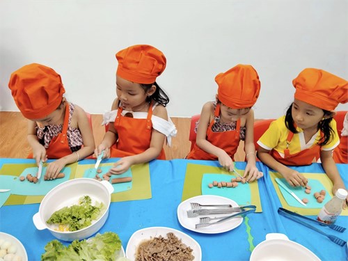 Ngày 19/12, cô và các bé lớp Lá 1 tổ chức hoạt động  Bé tập làm nội trợ 