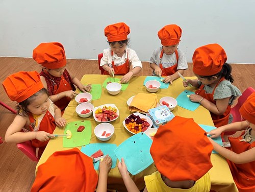 Hoạt động bé tập làm nội trợ của lớp Mầm 1