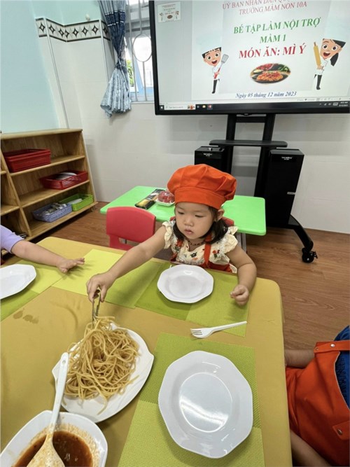Hoạt động bé tập làm nội trợ của lớp Mầm 1