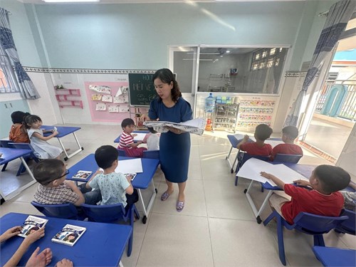 Sáng ngày 23-1-2024, các bé nhóm lớp Chồi 1 tham gia Hội thi Nét vẽ xanh cấp trường