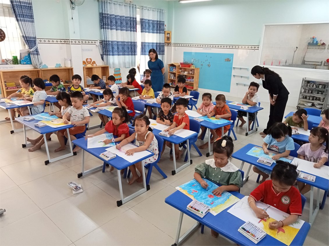 Ngày 23-1-2024, giáo viên lớp Chồi 2 đã tổ chức cho các bé tham gia thi Nét vẽ xanh