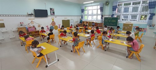 Sáng ngày 23-1-2024, giáo viên lớp Mầm 3 đã tổ chức cho các bé tham gia thi Nét vẽ xanh cùng toàn trường