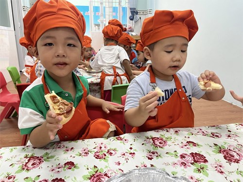 Hoạt động Bé tập làm nội trợ của các bé lớp Mầm 1