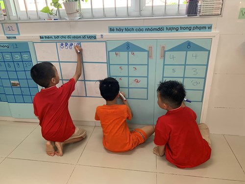 Hoạt động một ngày của các bé lớp Lá 3