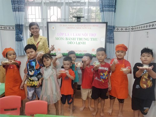 Các bé lớp Lá 1 hoạt động Bé tập làm nội trợ