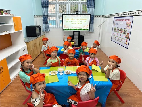 Các bé lớp Chồi 3 làm bánh trung thu nhân thơm