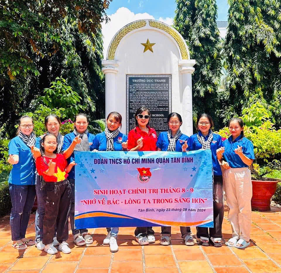 Chi đoàn trường Mầm non 10A: Tổ chức về nguồn kết hợp công tác thiện nguyện tại Phan Thiết
