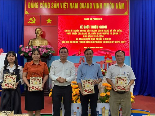 Cấp ủy Chi bộ trường Mầm non 10 tham dự Lễ giới thiệu sách về lịch sử truyền thống đấu tranh cách mạng và xây dựng, phát triển của đảng bộ, nhân dân Phường 10 giai đoạn 1930-2030