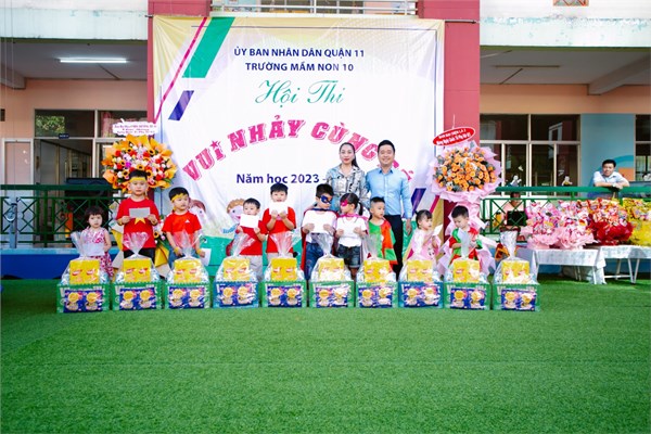 Trao quà cho học sinh trường Mầm non 10 có hoàn cảnh khó khăn.