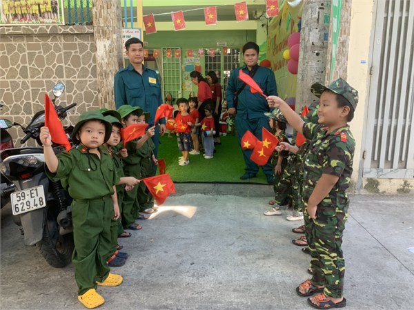 Bé vui cùng chú bộ đội