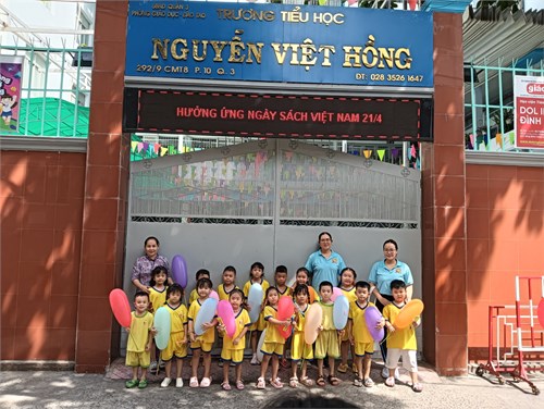 Bé tham quan trường tiểu học nguyễn việt hồng