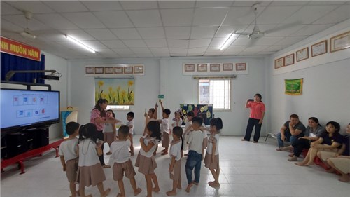 Cô Nguyễn Thị Kha giáo viên lớp Lá 2 trường mầm non 10  thực hiện chuyên đề  Tổ chức các hoạt động trải nghiệm nhằm hình thành và phát triển các biểu tượng toán  cho trẻ mầm non.