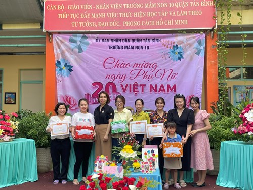 Phụ huynh lớp Lá 3 tham gia Hội thi cắm hoa chào mừng ngày PNVN 20/10