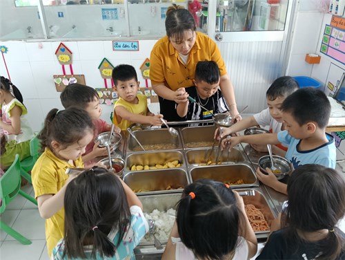Các bé lớp Lá 3 ăn tiệc buffet cuối tuần với rất nhiều món ngon mà các bé yêu thích: Mì ý, cá chiên tẩm bột, súp cua, há cảo chiên giòn, khoai tây chiên giòn,trái cây... Các bé được tự tay lấy những món ăn mà mình yêu thích, bé nào cũng hào hứng và ăn rất ngon miệng.