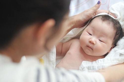 Cách chăm sóc trẻ bị tay chân miệng