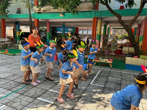 Lớp Lá 3 tổ chức chuyên đê  Xây dựng môi trường thiên nhiên trong tổ chức hoạt động và tăng cường vận động cho trẻ .