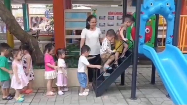 Bé tập bước lên bậc thang