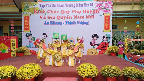 Tiết mục múa   Bé Đón tết sang  của các bạn lớp Mầm 2