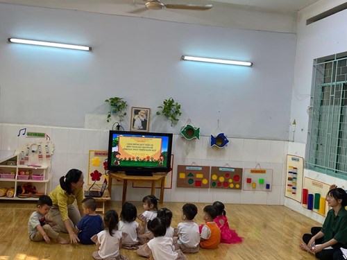 Cô Hà Thị Bích Ngọc thực hiện chuyên đề “Tổ chức đổi mới hoạt động phát triển ngôn ngữ cho trẻ Nhà trẻ làm quen văn học”. Nhằm tạo môi trường giao tiếp phong phú để trẻ được tắm mình trong môi trường ngôn ngữ đồng thời giúp cho trẻ nhà trẻ các kỹ năng ngôn ngữ nghe và nói. Sau đây là một số hình ảnh hoạt động của chuyên đề