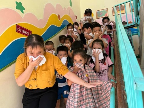 Lớp lá 2 tuyên truyền phòng cháy chữa cháy cho trẻ