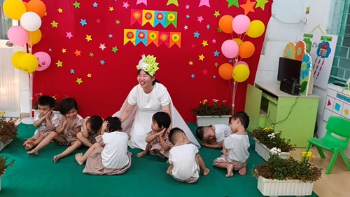 Cô Bùi Thị Thục Anh thực hiện chuyên đề điểm “Hướng dẫn tổ chức hoạt động giáo dục âm nhạc cho trẻ Nhà trẻ” và chuyên đề