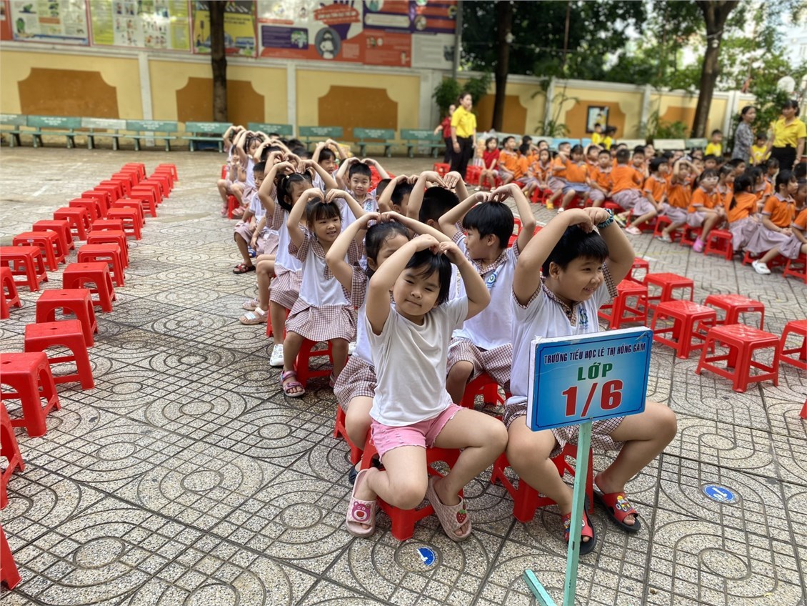 Lớp lá 1 : hoạt động trải nghiệm “tham quan trường tiểu học” của các con học sinh 5 – 6 tuổi trường mầm non 10